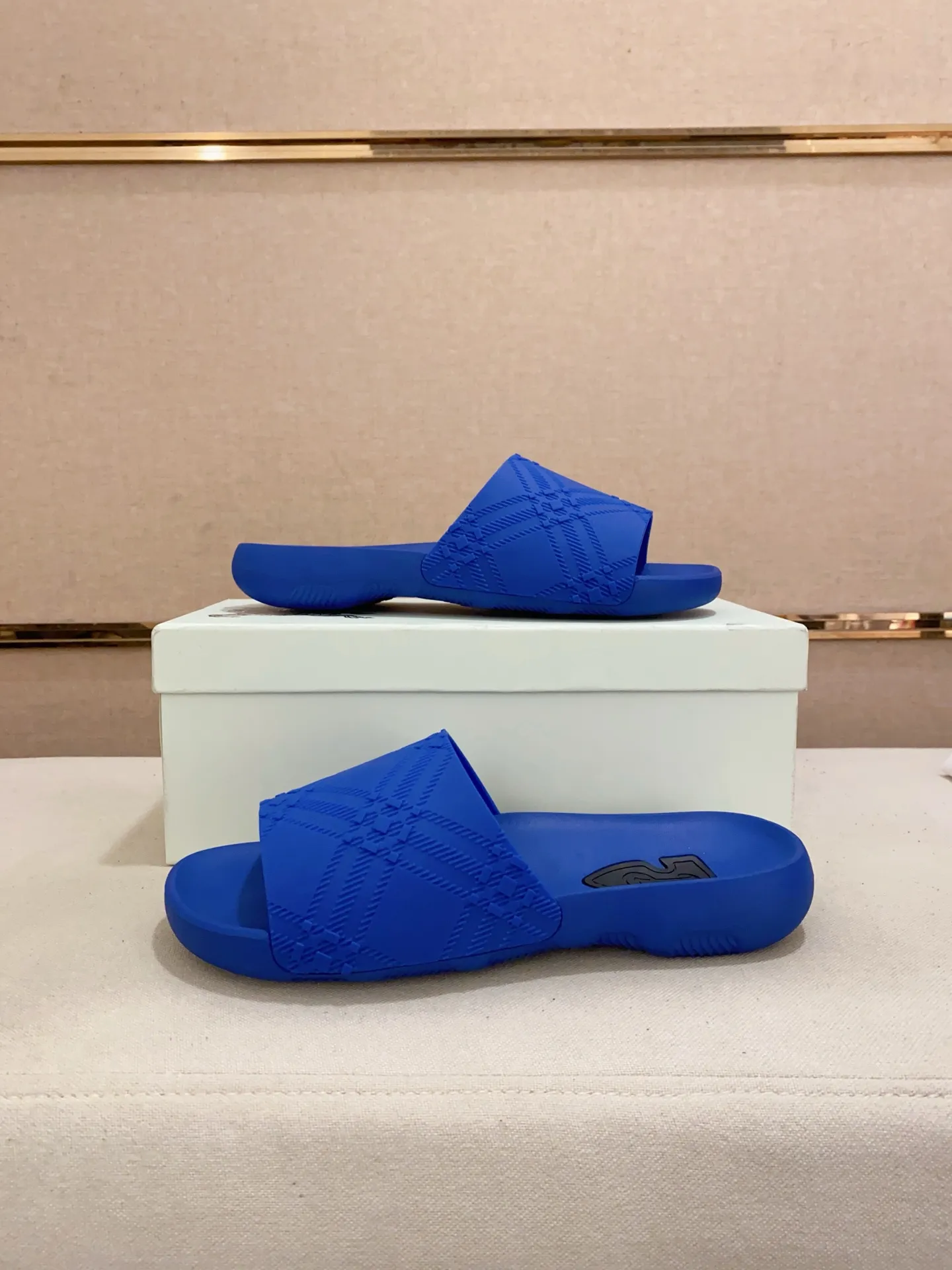 Men's shoes 💰: 320💰 [Burberry slippers] High-end men's shoes brand official website 1:1 latest masterpiece: original mold customization, the fabric is made of imported original rubber material, upgraded outsole, lighter and non-slip. The market's top quality, simple yet tasteful, a must-have for fashionistas, fashionable at your feet, full of confidence, the same style at the counter 👍The season of summer slippers is here. Code: 39-46
